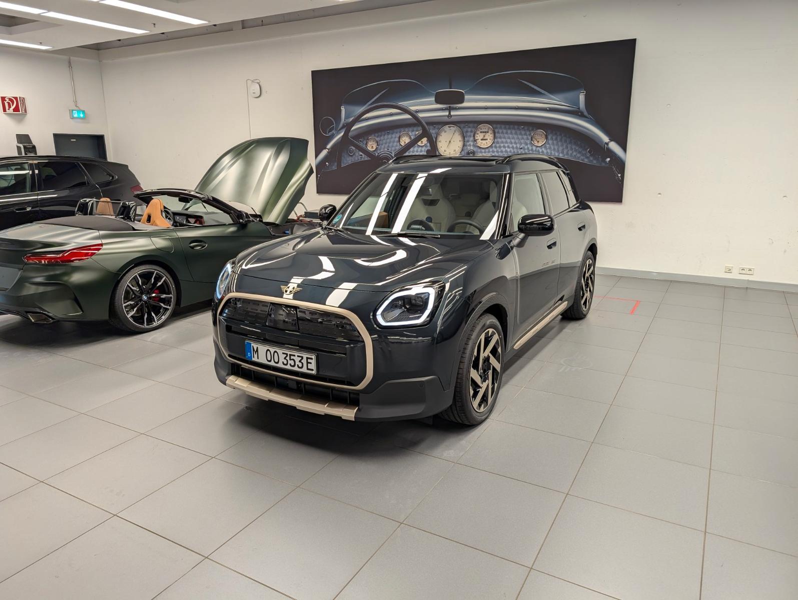 MINI Countryman E Favoured Trim AHK H&K Pano