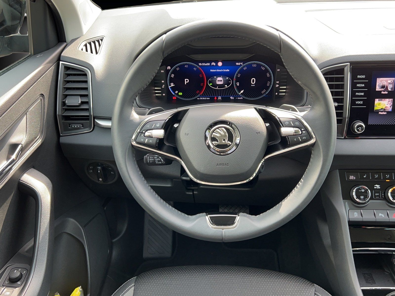 Fahrzeugabbildung SKODA Karoq 2.0 TDI Tour 4x4 DSG/VIRTUAL/AHK/KAMERA/