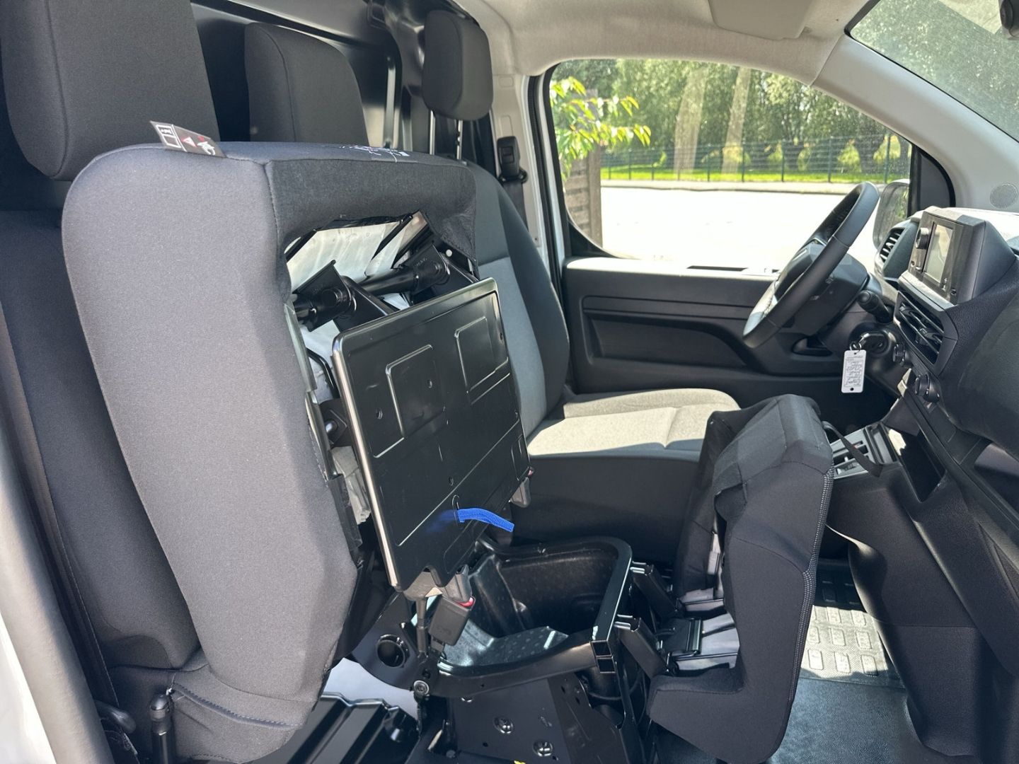 Fahrzeugabbildung Peugeot Expert KW Standard (L2) 2.0 BlueHDi 145 AHK-abn.