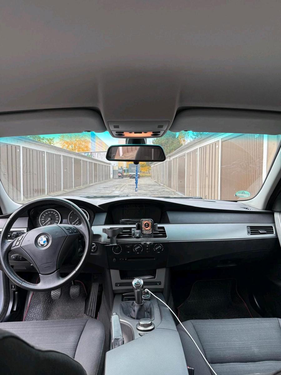 BMW 520 2005 — interior