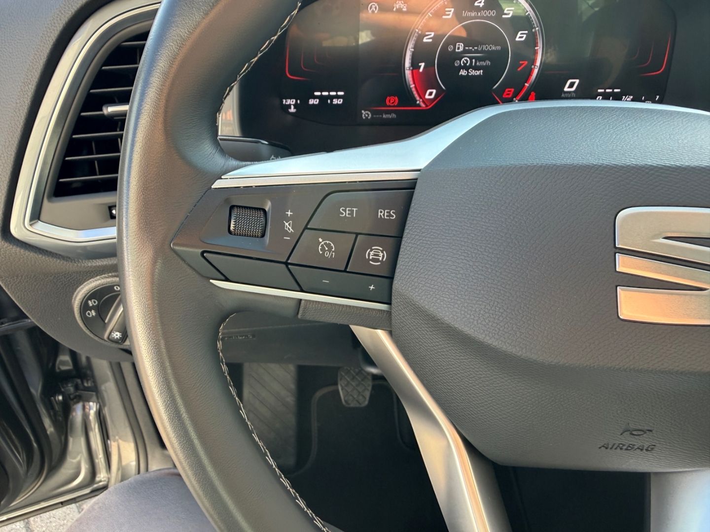 Fahrzeugabbildung SEAT Ateca Style Digitales Cockpit LED Navi AHK RFK D
