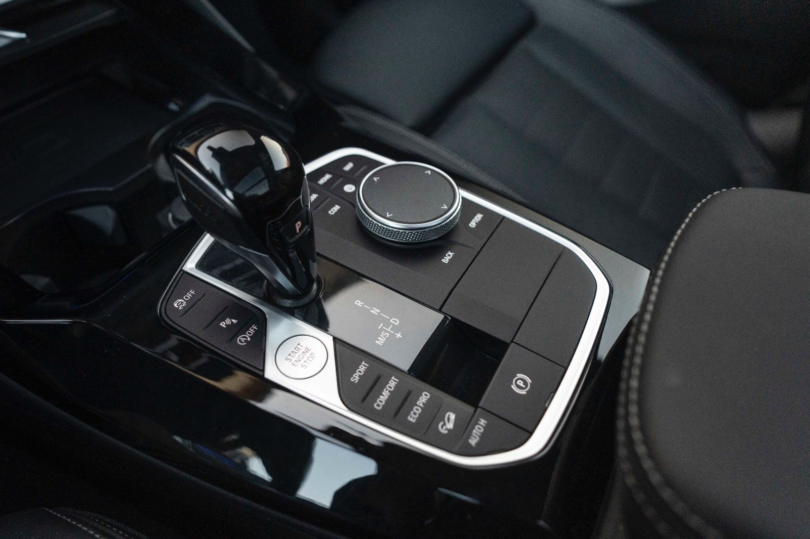 Fahrzeugabbildung BMW X3 xDrive30i HUD LED HIFI KAM NAV PANO SITZH