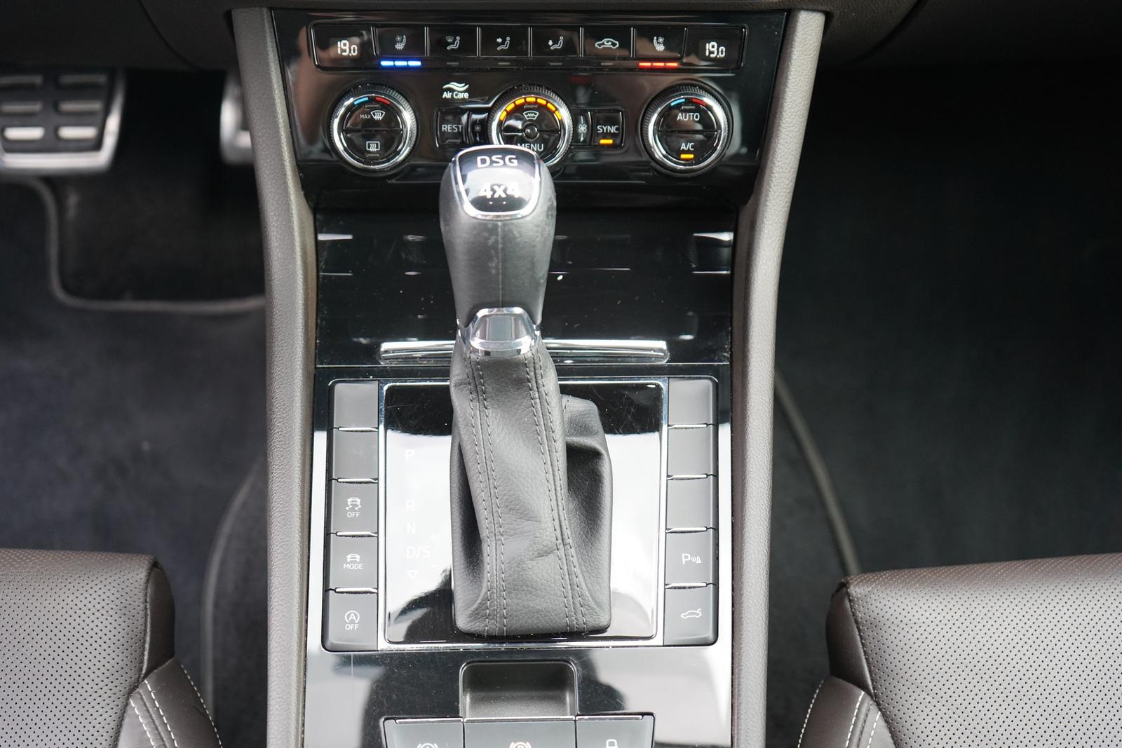 Skoda Superb Combi 2.0 TSI 4x4 DSG LED Navi AHK ACC