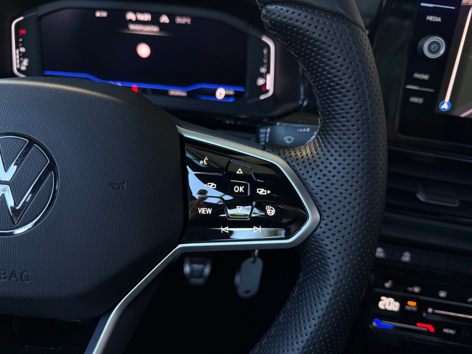 Fahrzeugabbildung Volkswagen T-Roc R-Line 1.5 l TSI  PANO ACC LED NAVI