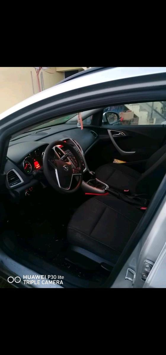 Opel Astra 2011 — interior
