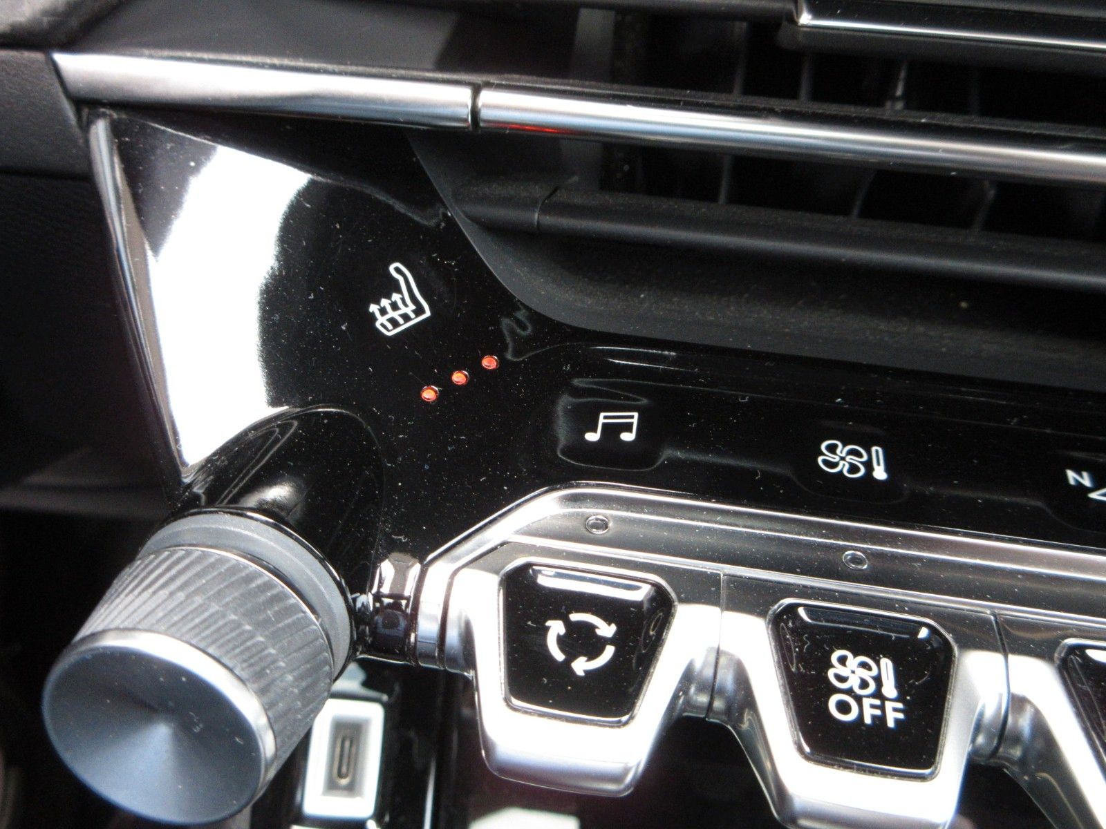 Fahrzeugabbildung Peugeot 208 1.2T GT  LED/NAVI/SHZ/PANO/HEAD/CAM/PDC/17"