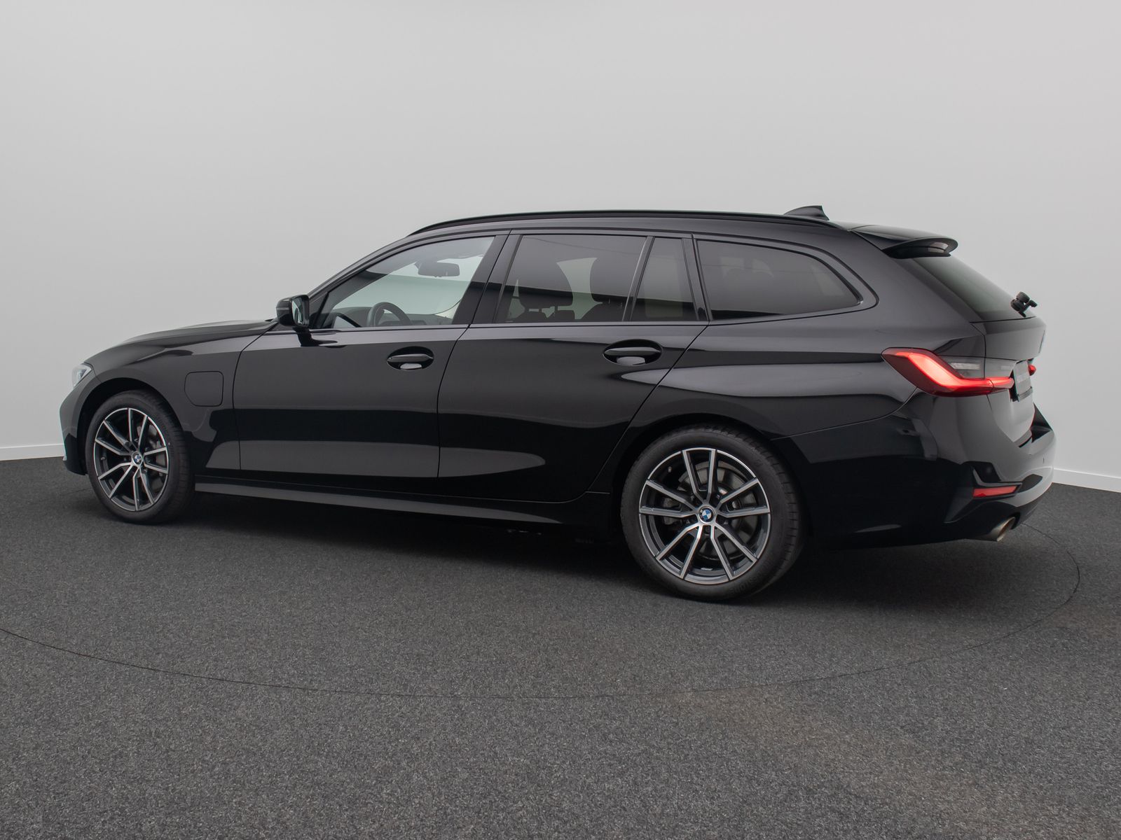 Fahrzeugabbildung BMW 330e Sport Line Laser HUD DAB PDC Komfort Alarm