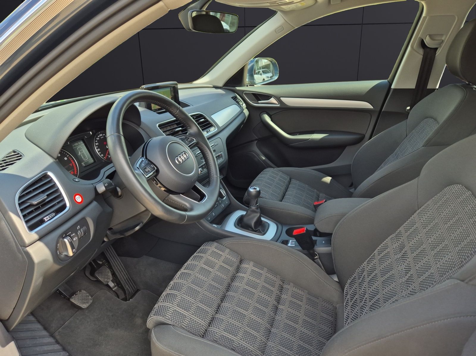 Fahrzeugabbildung Audi Q3 1.4 TFSI Sport AZV, Navi, Xenon