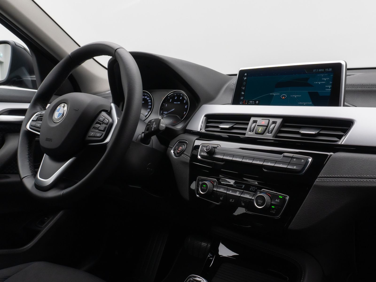 Fahrzeugabbildung BMW X2 sD18i Parkassistent DAB Navigation Lordos LED