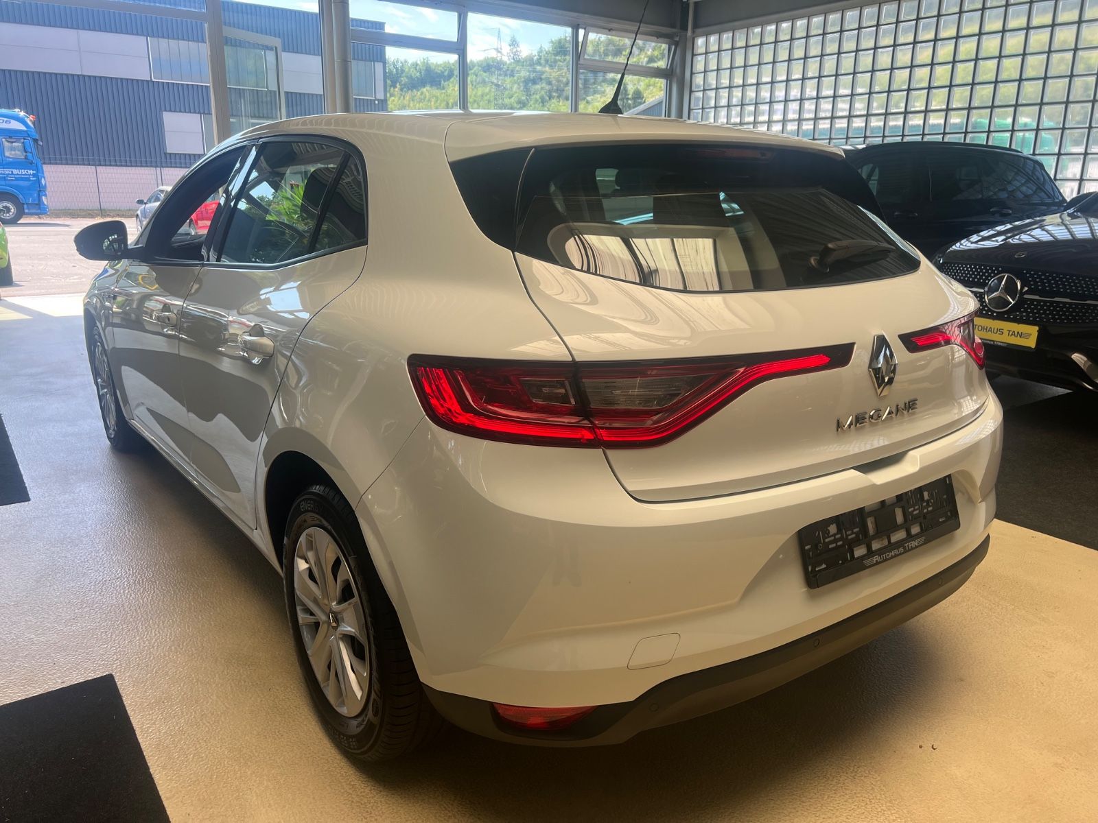 Fahrzeugabbildung Renault Megane IV Lim. 5-trg. Life *BLUETOOTH*LED*