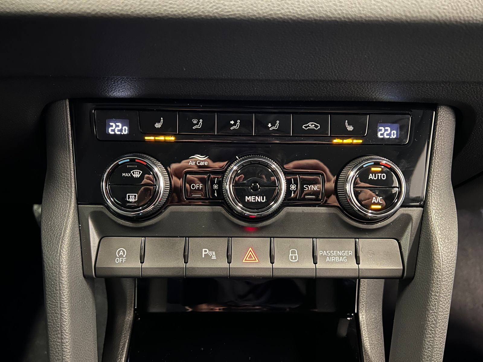 Fahrzeugabbildung SKODA Karoq TOUR 1.5 TSI DSG *AHK, LED, ACC, 17''-LM*
