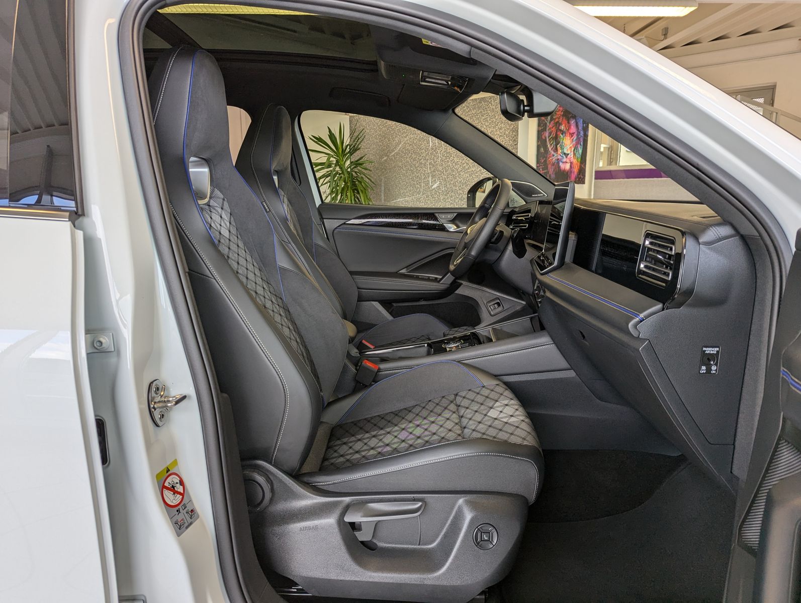 VW Tiguan 2.0TDI R-Line 4M Pano Black AHK Matrix 20 - Image 16