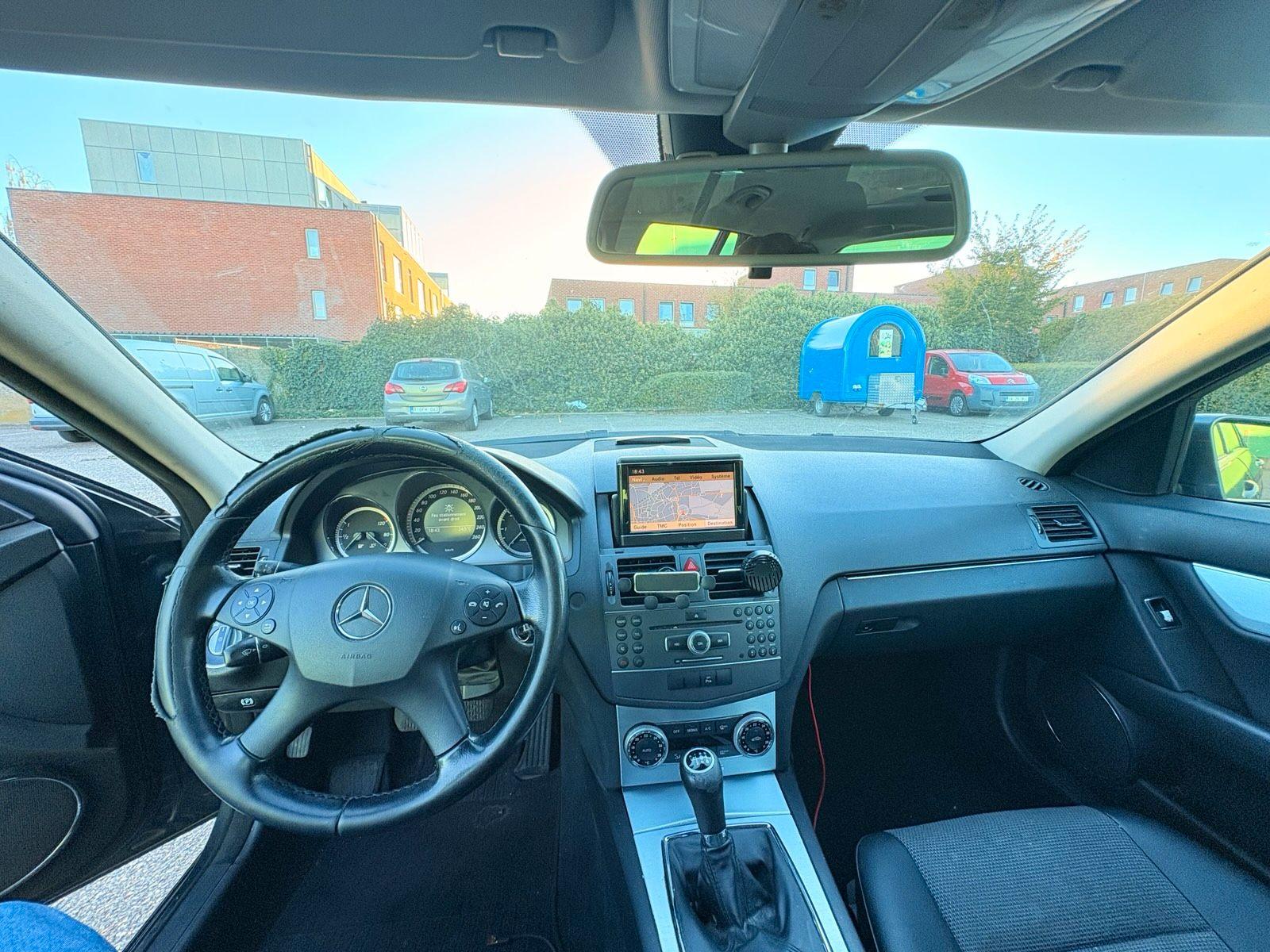 Mercedes-Benz C200 2010 — photo 11