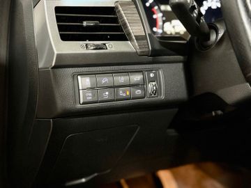Fahrzeugabbildung Ssangyong REXTON 2.2D**SAPPHIRE**4WD**7AT**7SITZER**