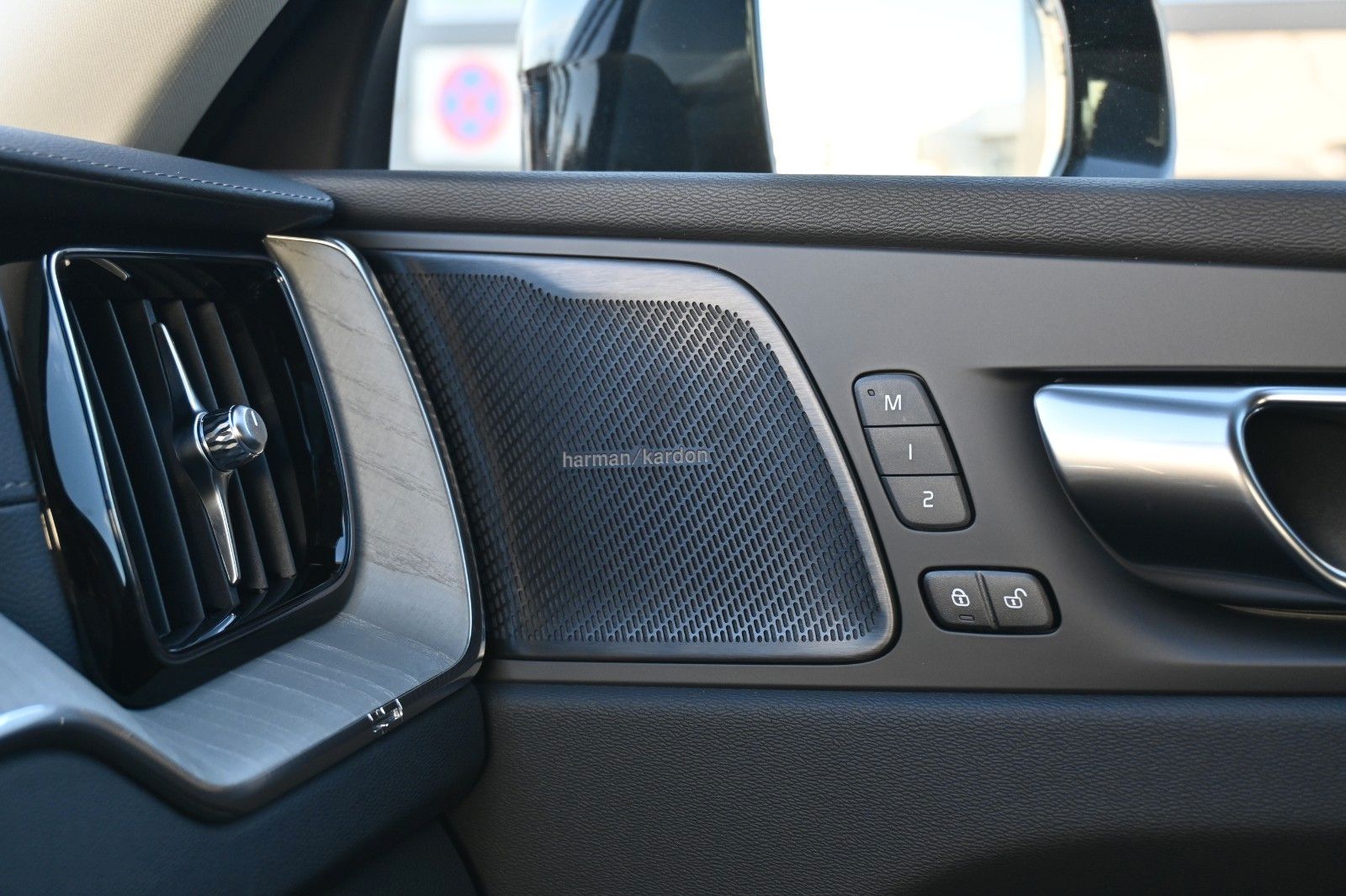 Fahrzeugabbildung Volvo XC60 B5 Benzin AWD Ultra Dark*PANO*360°*LUFT*ACC