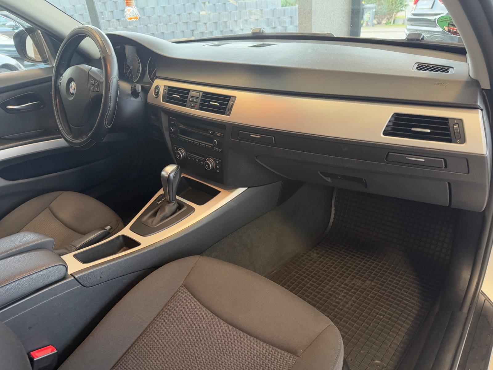 BMW 318 2009 — photo 13