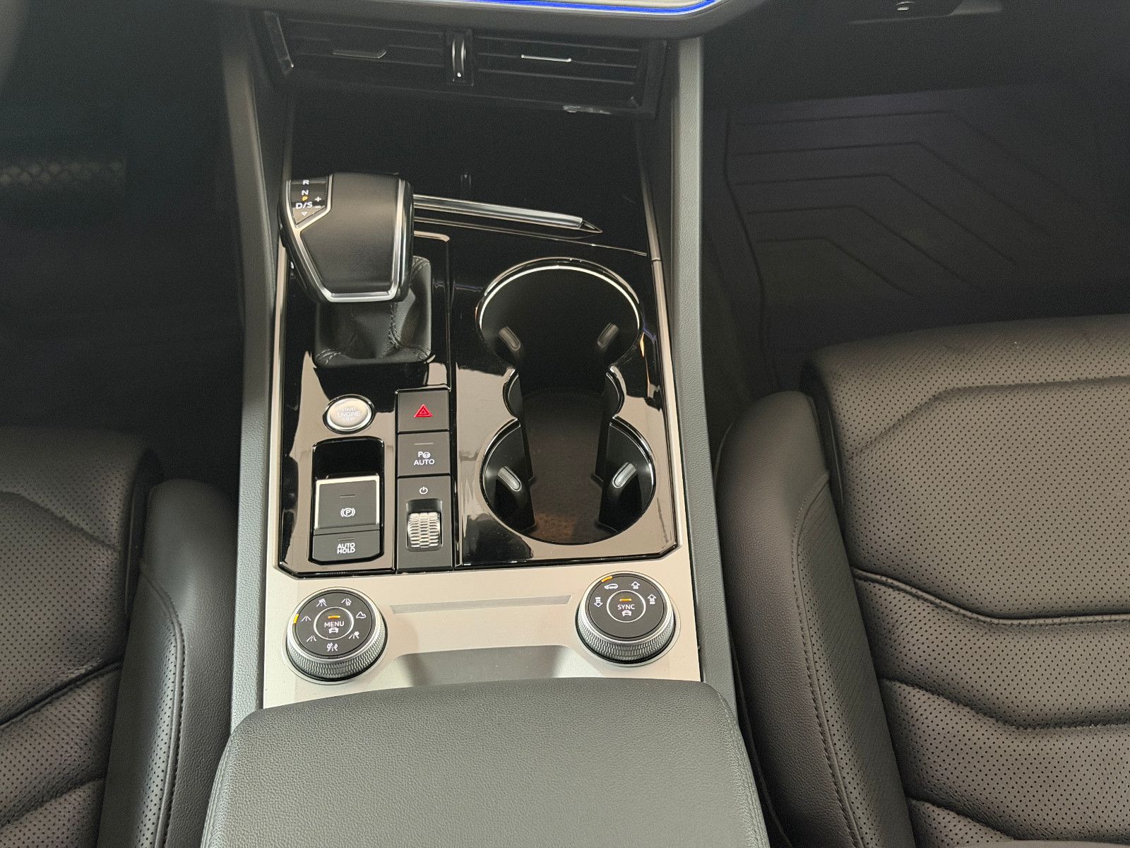 Fahrzeugabbildung Volkswagen Touareg SPORT/ 4Motion/VIRTUAL/AMBIENT/360''KAM
