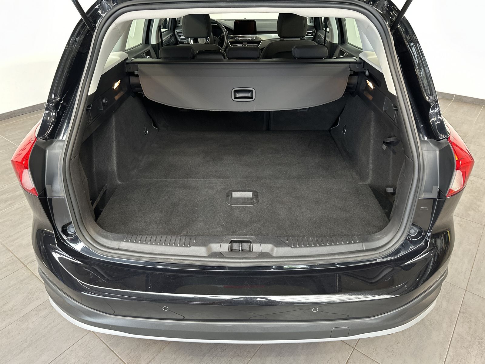 Fahrzeugabbildung Ford Focus Turnier 2.0 EB Aut. Active NAV+LED+KAM+ACC
