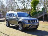 Nissan Pathfinder 2.5 dCi Elegance*Hoch+Breit~AHK~Bulle - Nissan Pathfinder: Geländewagen