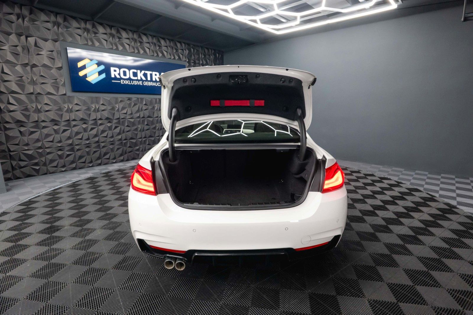 Fahrzeugabbildung BMW 420i M Sport Coupe Shadow Line Performance LCI