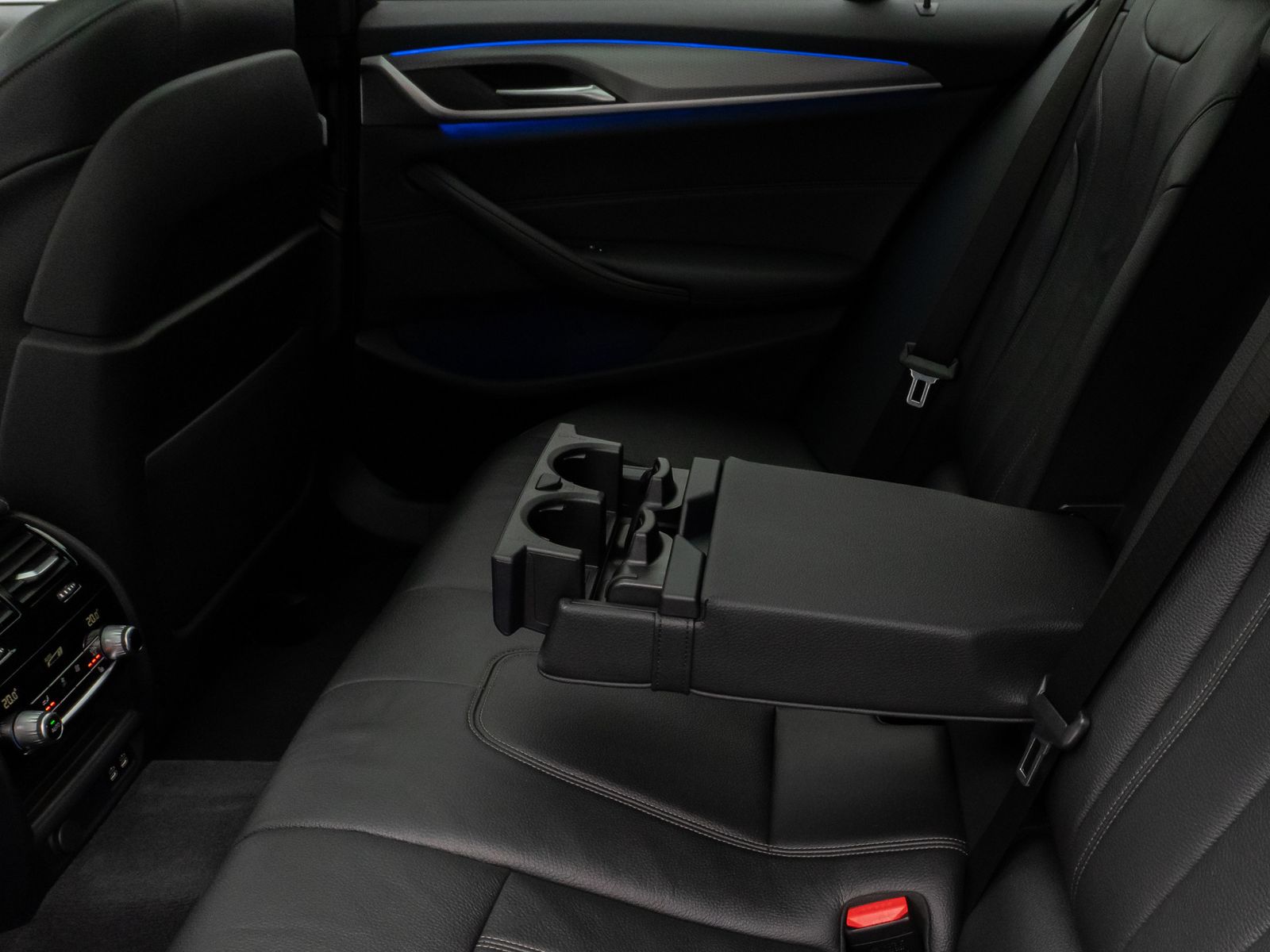 Fahrzeugabbildung BMW 520d M Sport Panorama 360° HUD HiFi AHK Komfort