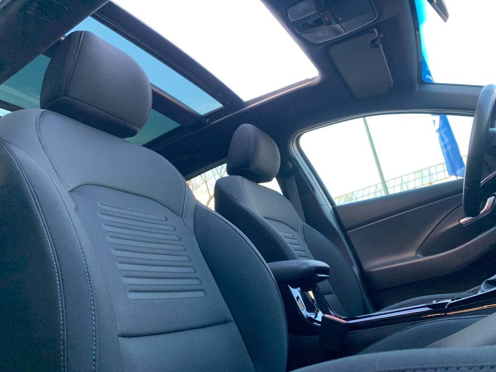 Fahrzeugabbildung Hyundai i30 Kombi 1.5 T-GDI 7-DCT Advantage Mild-Hybrid