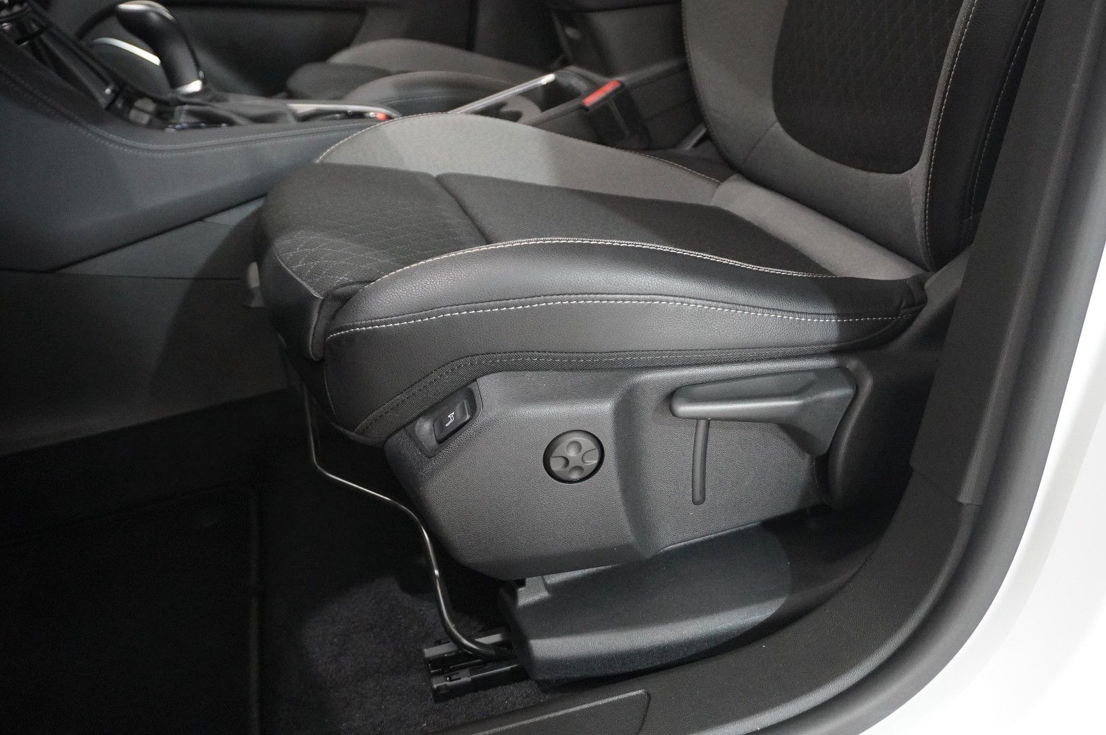 Fahrzeugabbildung Opel Grandland 1.5D ELEGANCE NAVI/LED/KAMERA/SPORT/SH