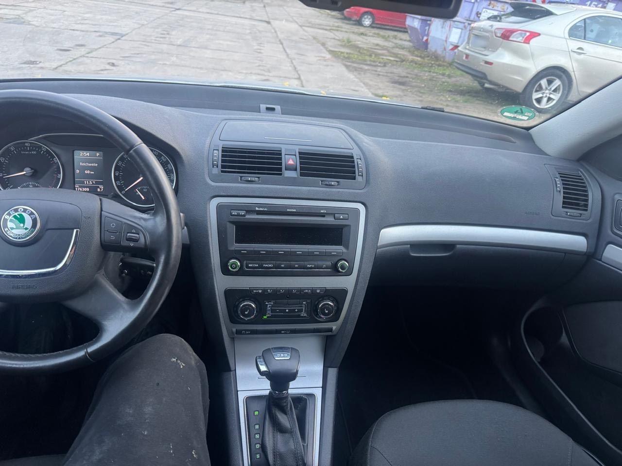 Skoda Octavia 2010 — interior