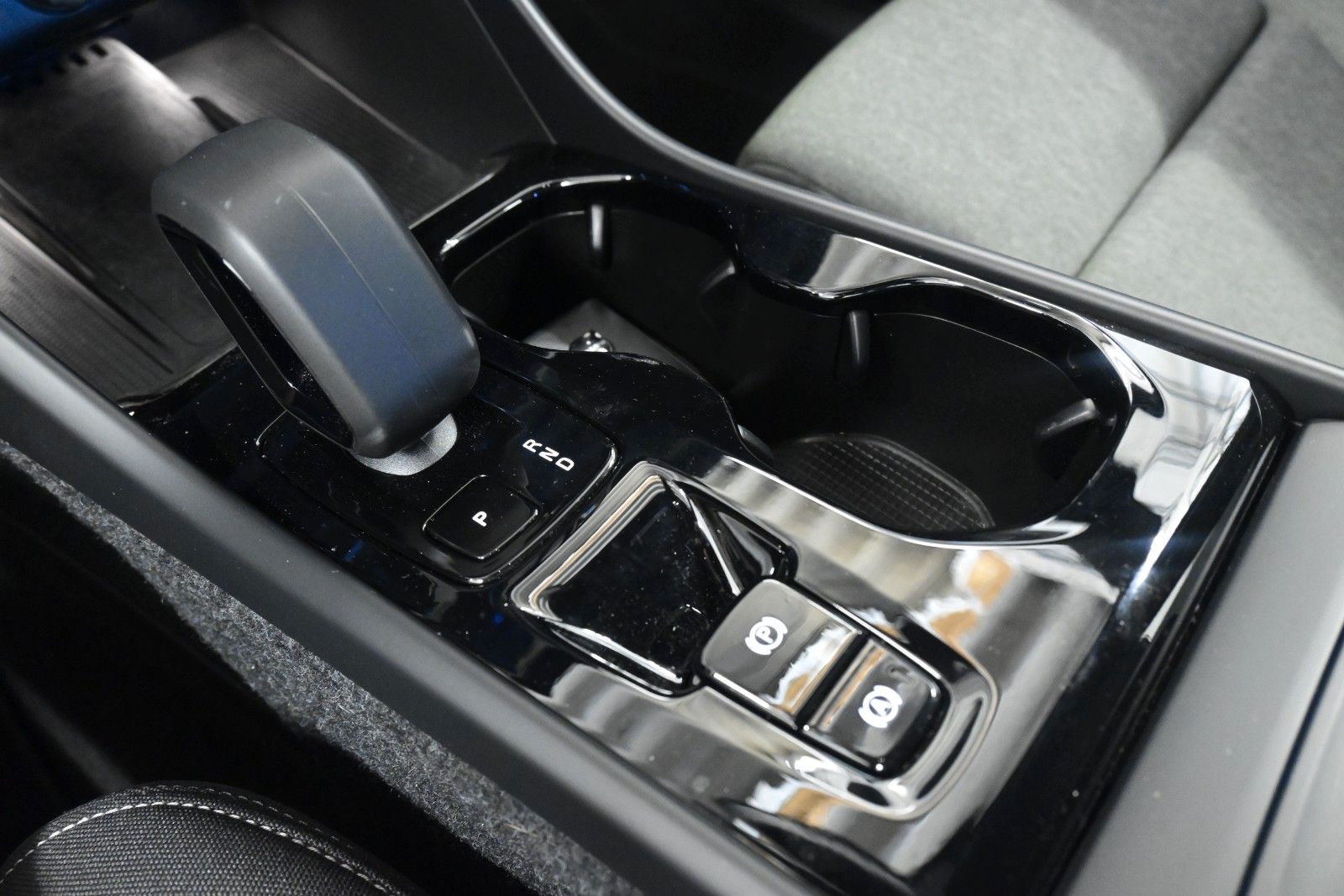 Fahrzeugabbildung Volvo XC40 B3 DKG Plus Black Edition*STDHZG*360°*ACC*