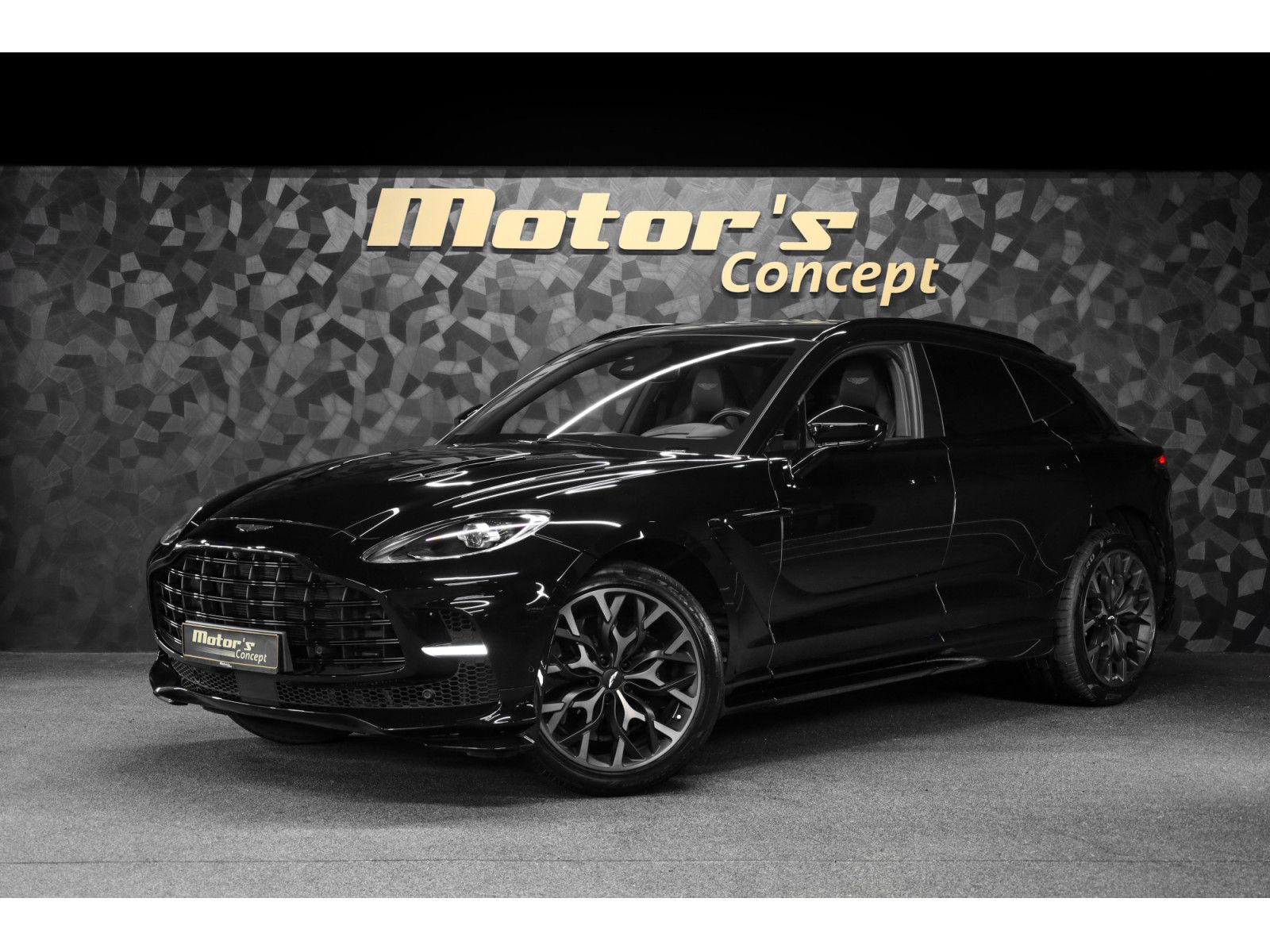ASTON MARTIN DBX