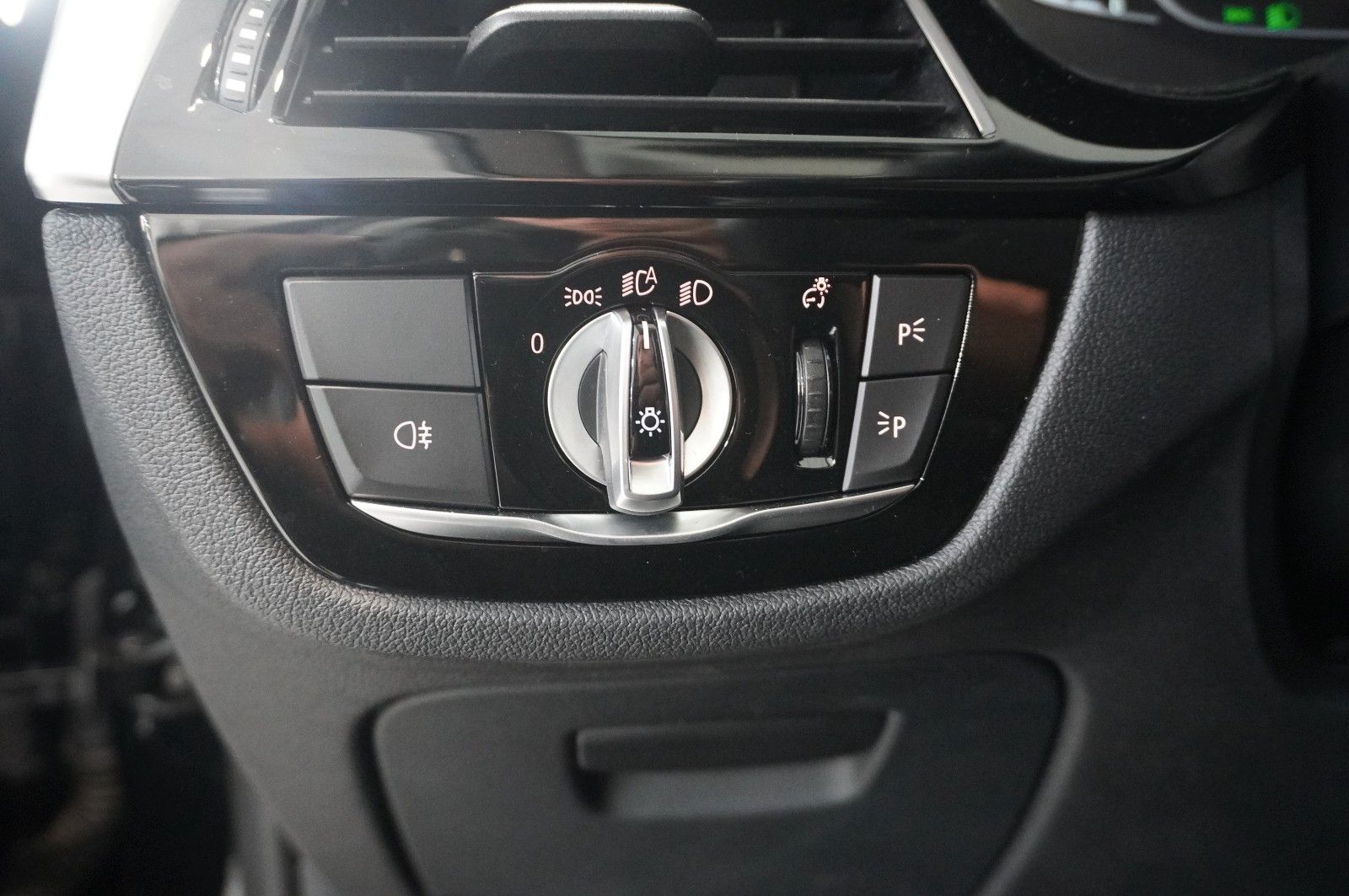 Fahrzeugabbildung BMW 520D TOURING BUSINESS NAVI/LED/VIRTU./SH/HUD/AHK