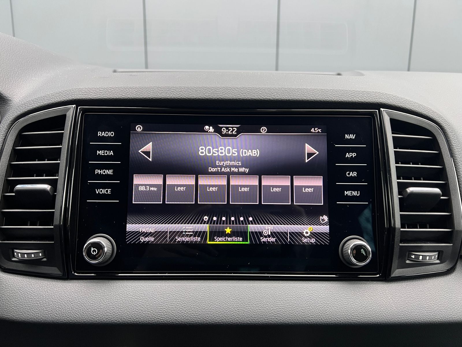 Fahrzeugabbildung SKODA Karoq Tour 1.5 TSI DSG *AHK, 17" LM-Felge, Navi,