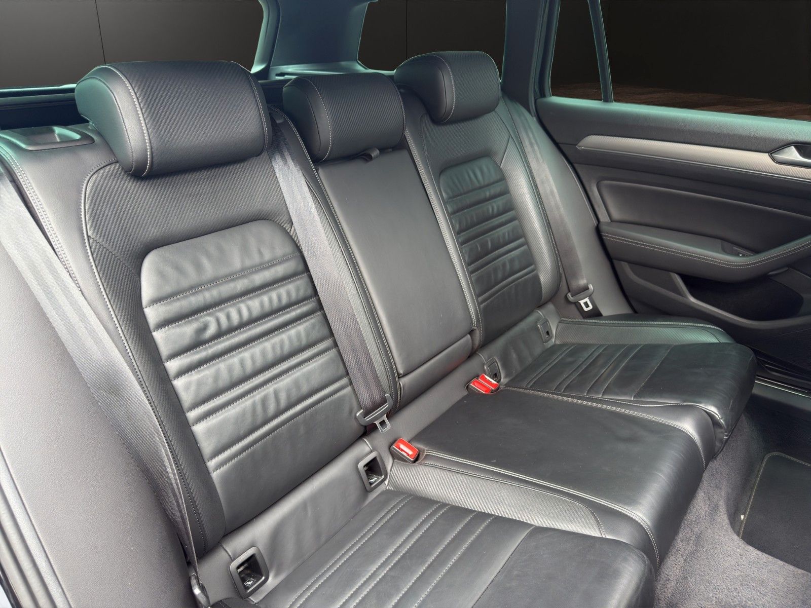 Fahrzeugabbildung Volkswagen Passat Variant *R-Line*Pano*DYNAUDIO*Virt.Cock*