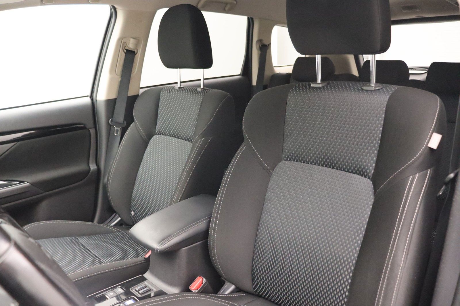 Fahrzeugabbildung Mitsubishi Outlander PHEV 2.4 Basis 4WD