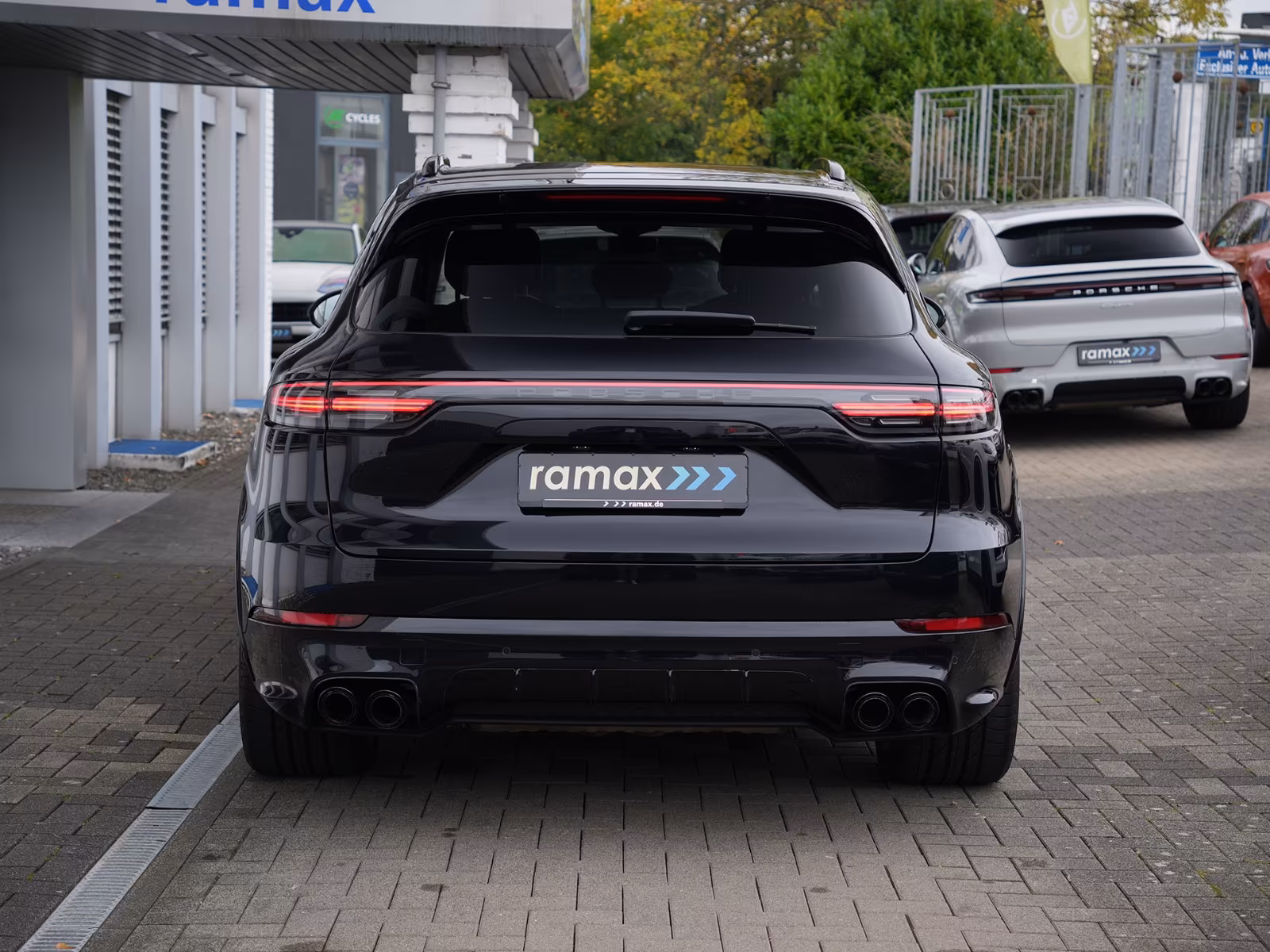 Porsche Cayenne E-Hybrid SPORTDESIGN-LUFTF-PANO-HUD-VOLL