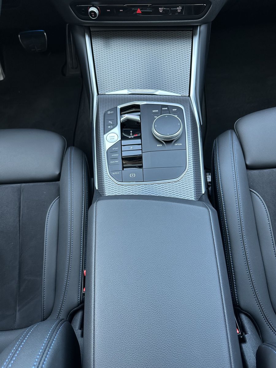 Fahrzeugabbildung BMW 330e Touring M-Sport NAV+LED+PANO+19ZO+ALARM+1HD