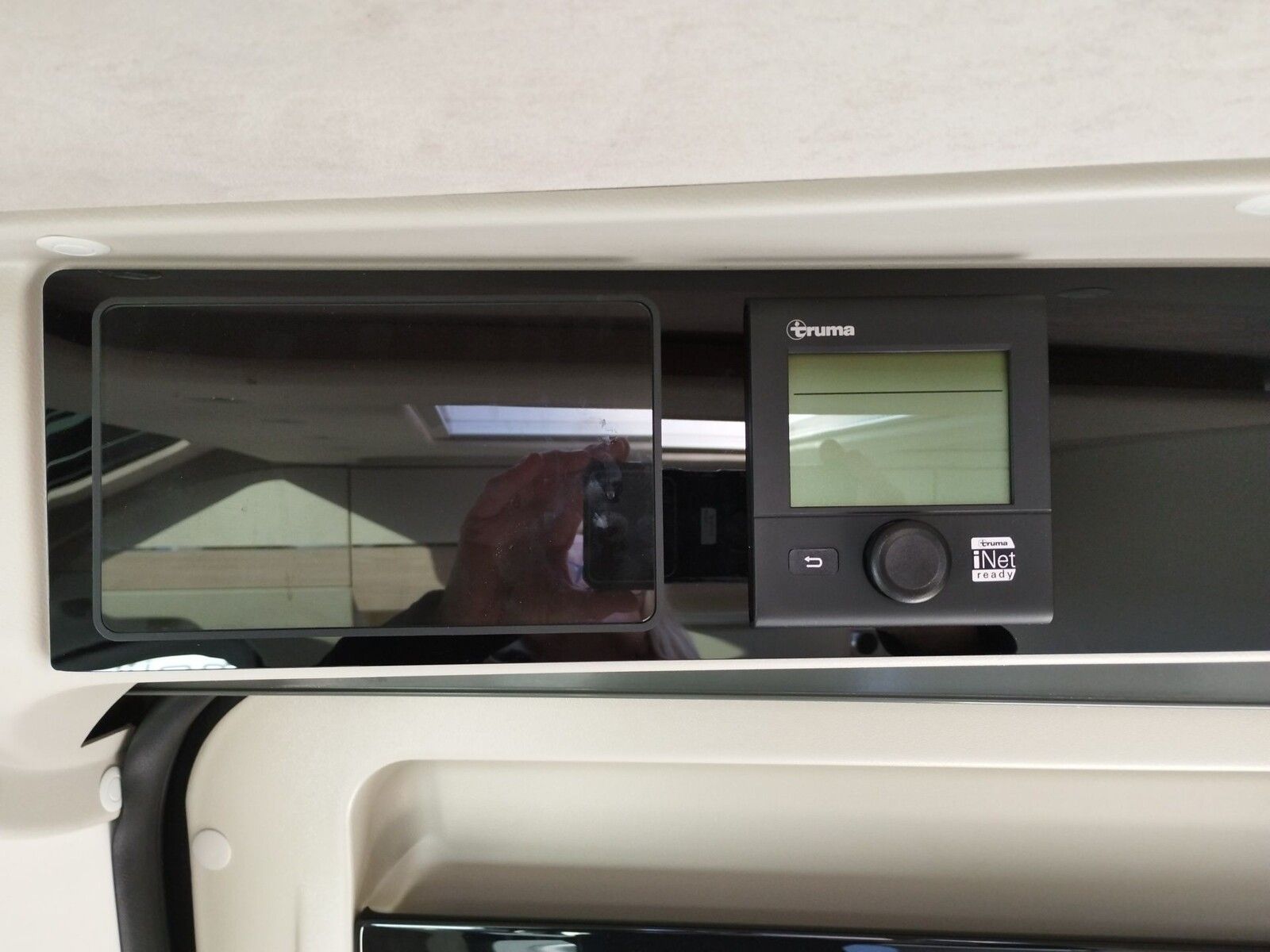 Fahrzeugabbildung Eura Mobil Van V 635 EB Captain-Chair-Sitze, Skyroof, RFK