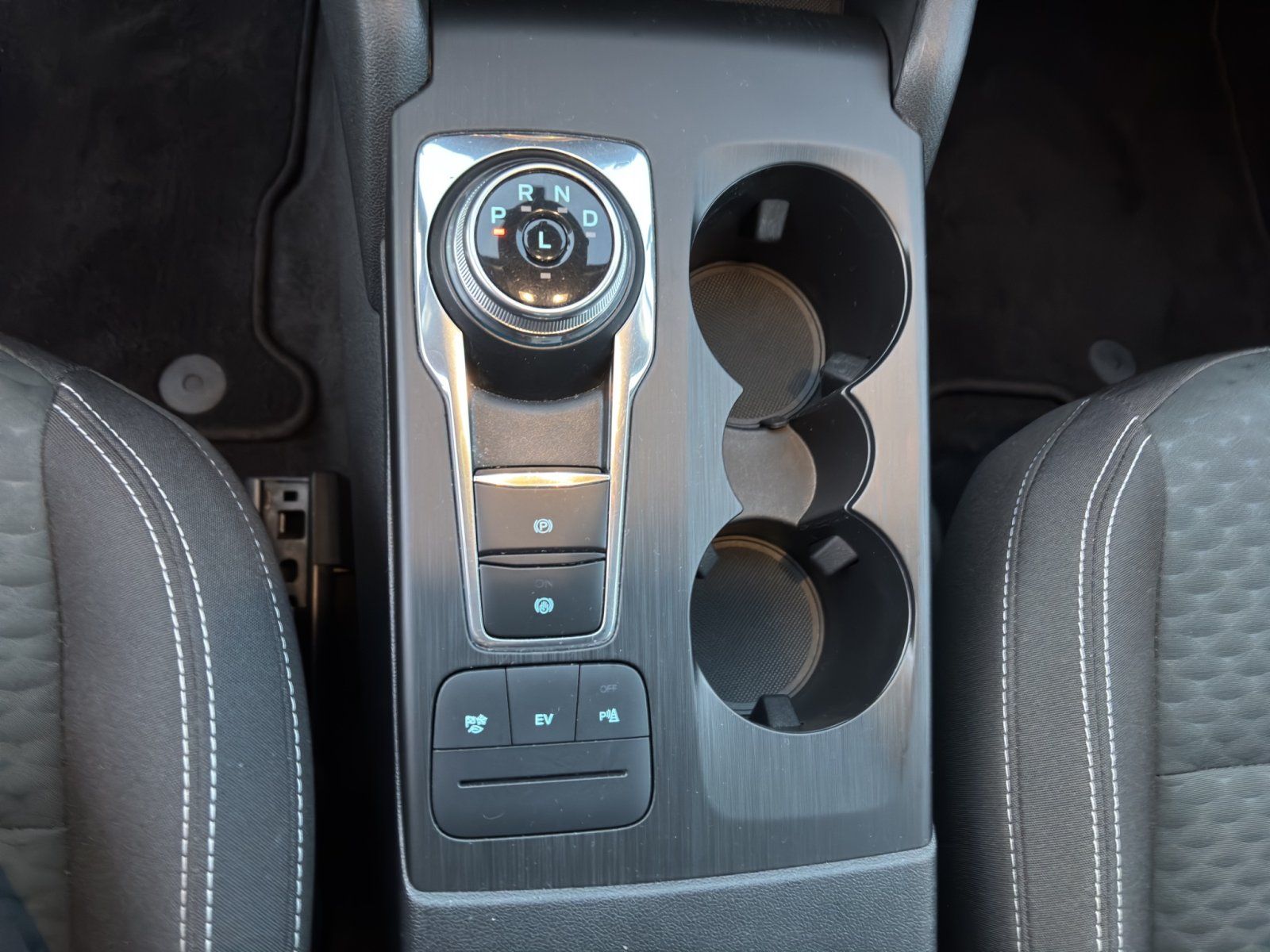 Fahrzeugabbildung Ford Kuga Plug-In Hybrid Cool & Connect #Winterpaket