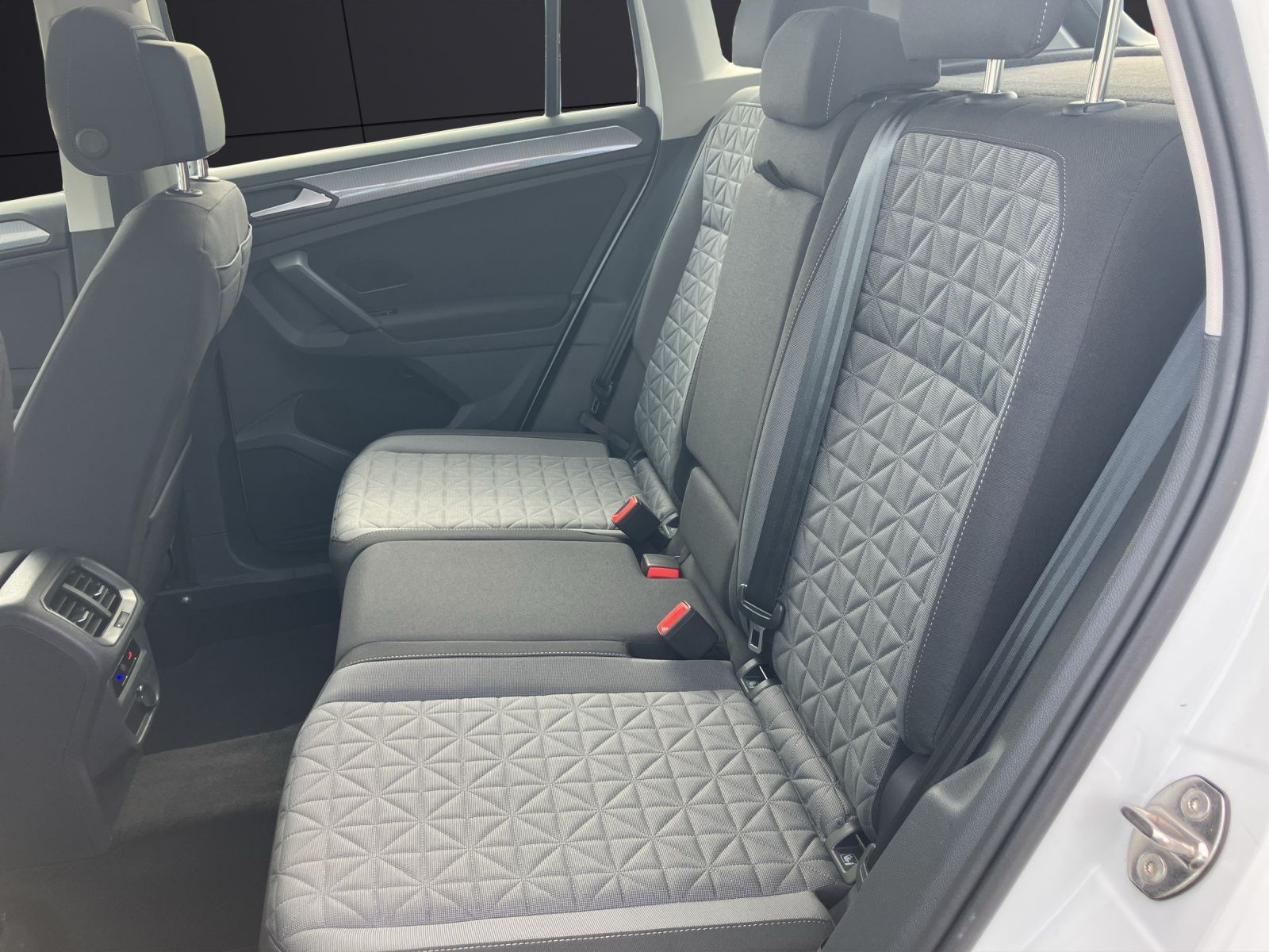 Fahrzeugabbildung Volkswagen Tiguan Life TSI DSG LED ACC SH LRHzg PDC AppConn
