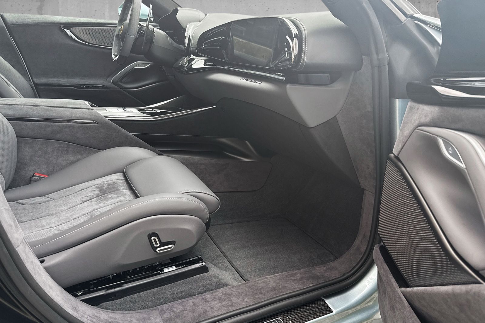 Fahrzeugabbildung Ferrari Purosangue*Voll Carbon*Massage Sitze*JBL*LED