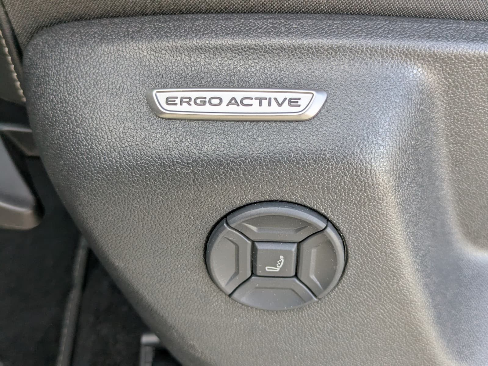 Fahrzeugabbildung Volkswagen Tayron 2.0 TDI 4M R-Line 7S*IQ-L.*PANO*HUD*AHK