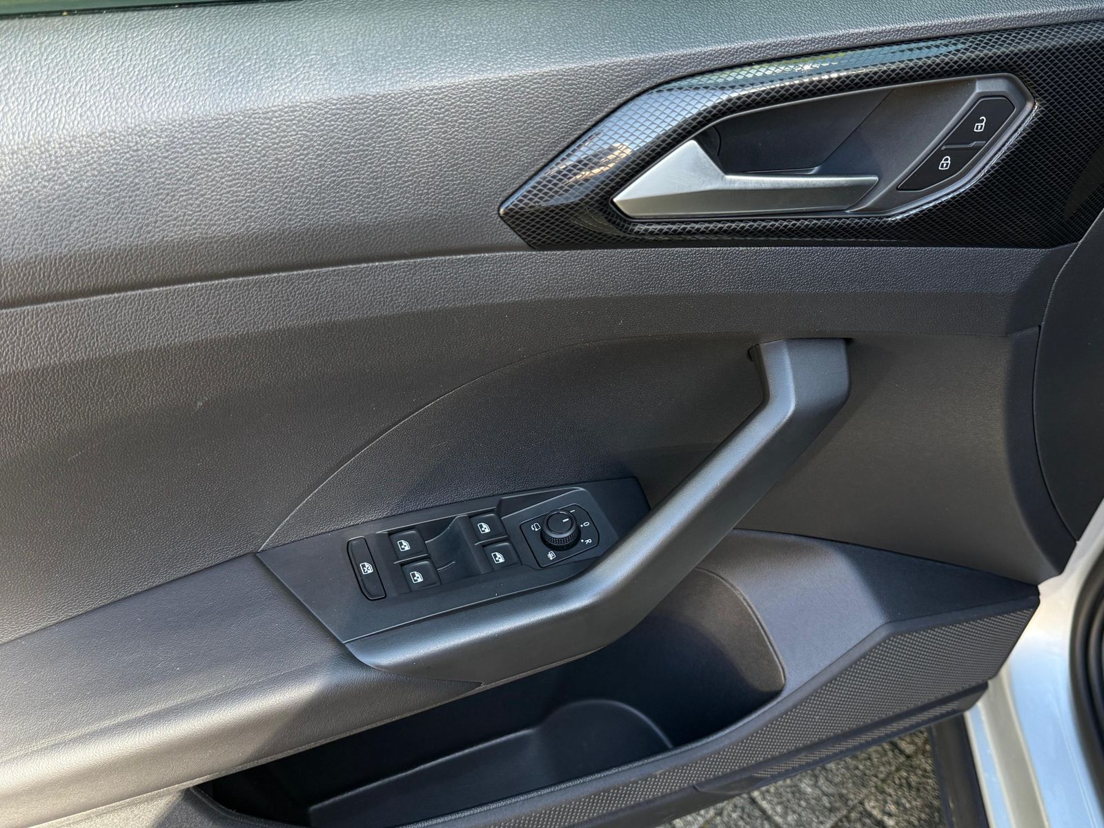 Fahrzeugabbildung Volkswagen T-Cross 1.0 TSI DSG Life LED+KAM+ACC+CARPL+SHZ+