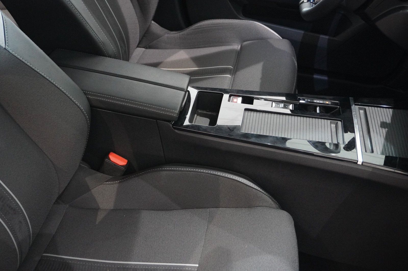 Fahrzeugabbildung Opel Astra L Lim. 1.6 HYBRID GS SPORT NAVI/360°/SPORT