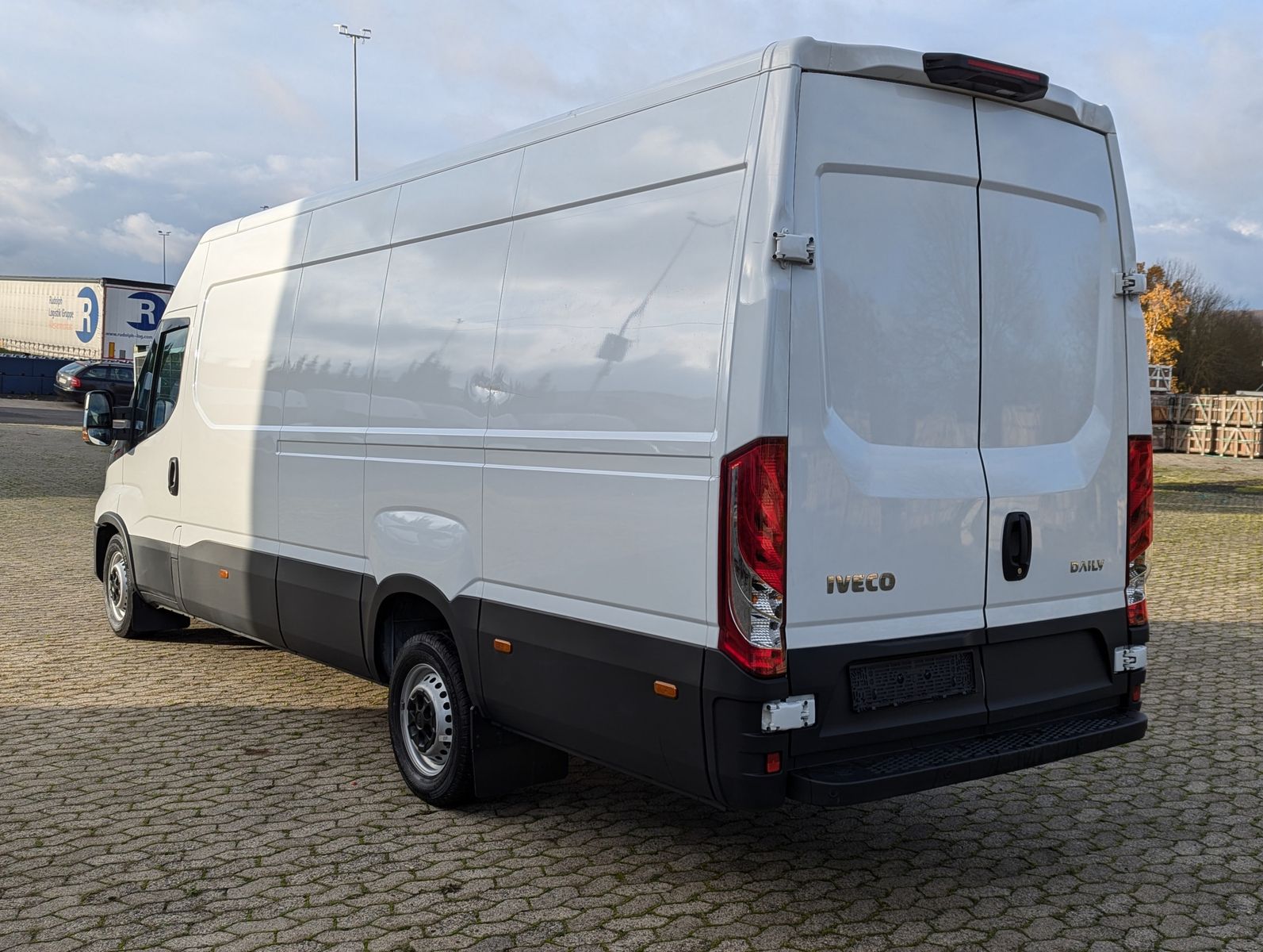 Fahrzeugabbildung Iveco Daily 35S18V4100L 3.0L Dach/Holzboden Kamera Kli