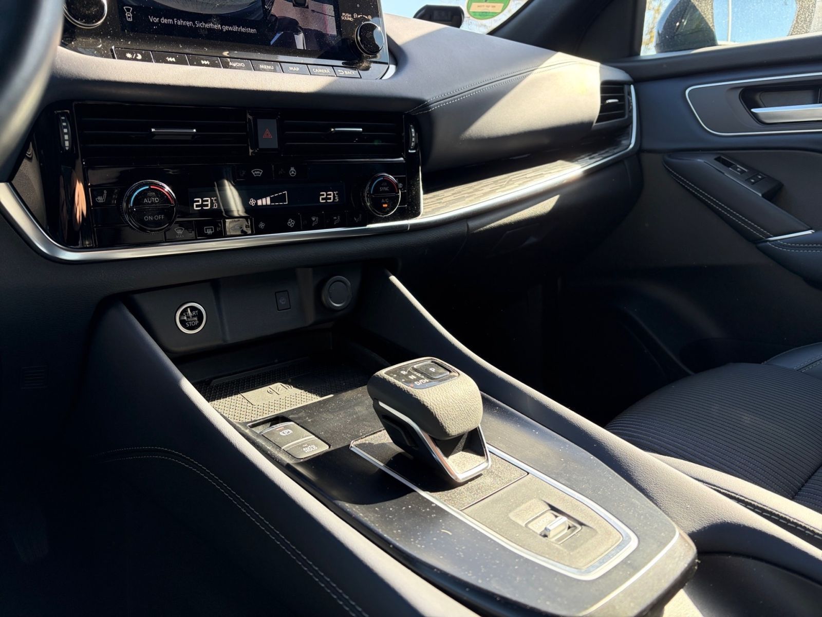 Fahrzeugabbildung Nissan Qashqai 1.3 DIG-T Tekna*Navi*AHK*360°Kamera*SHZ*
