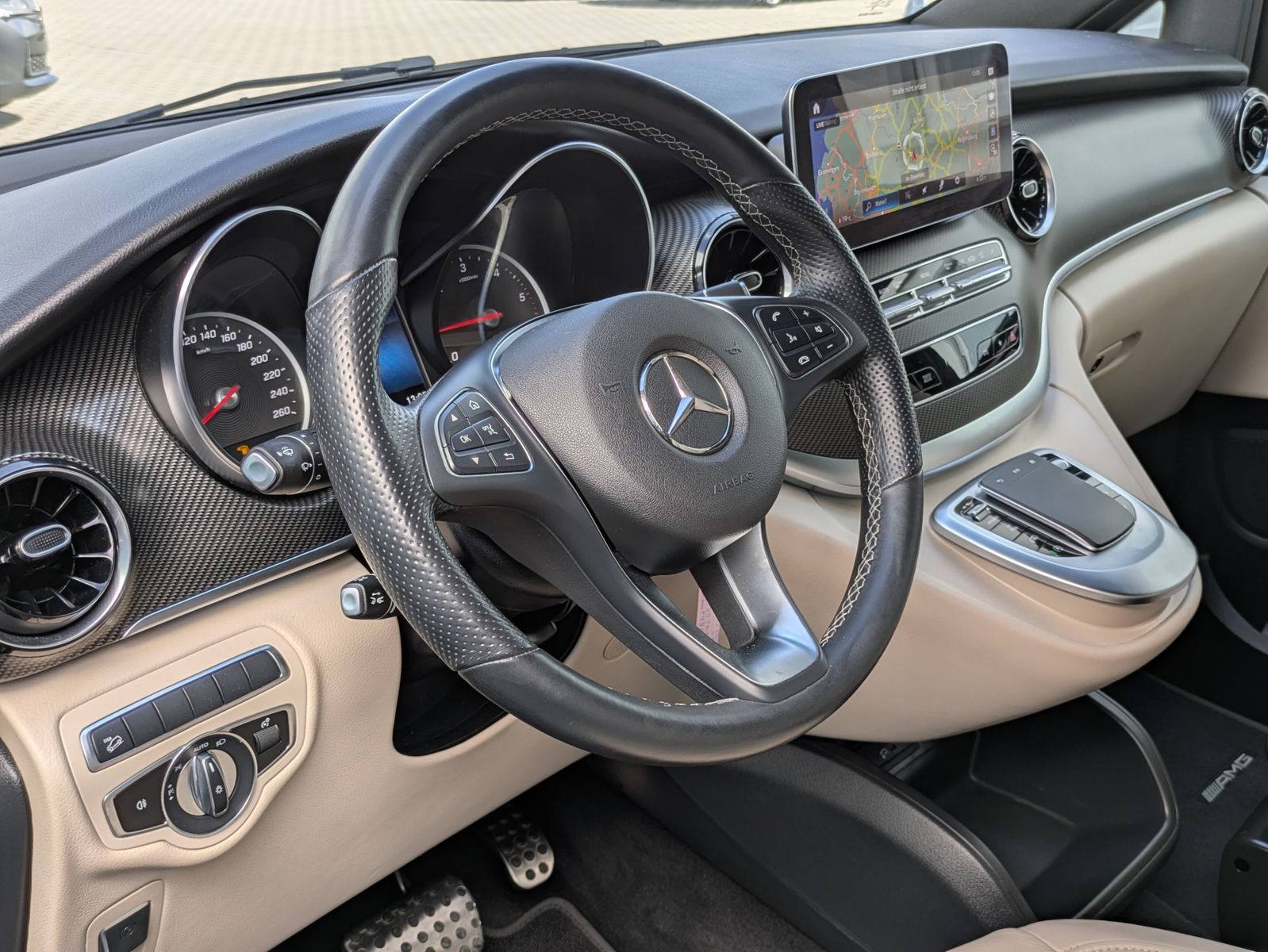 Fahrzeugabbildung Mercedes-Benz V 300 d AVANTGARDE 4MATIC lang AMG*PANO*LED*DIST