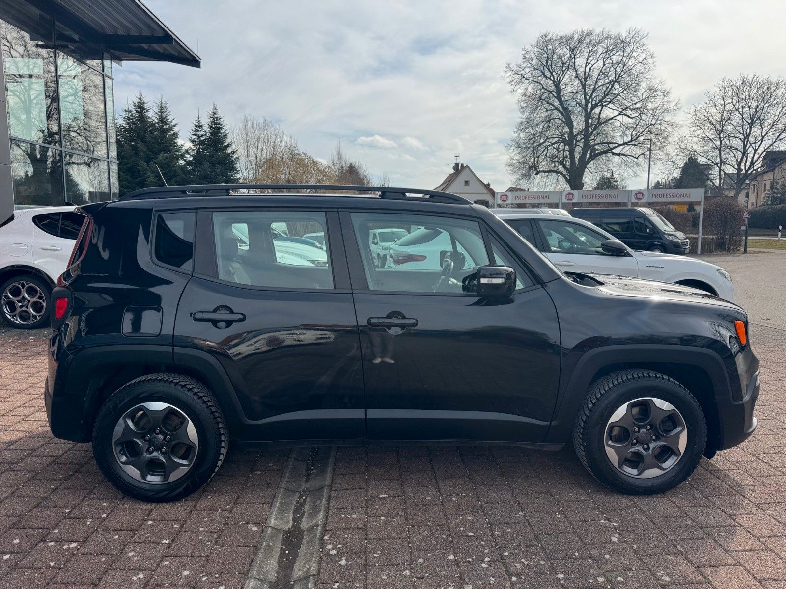 Fahrzeugabbildung Jeep Renegade Night Eagle Diesel FWD 2-Zonen Klima