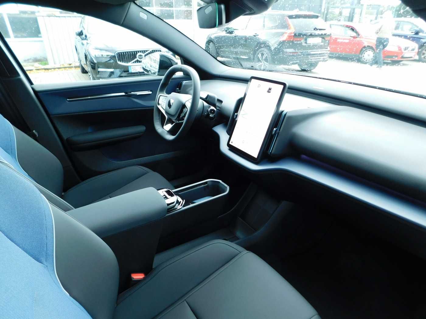 Fahrzeugabbildung Volvo EX30 Single M. Extended Range RWD Plus