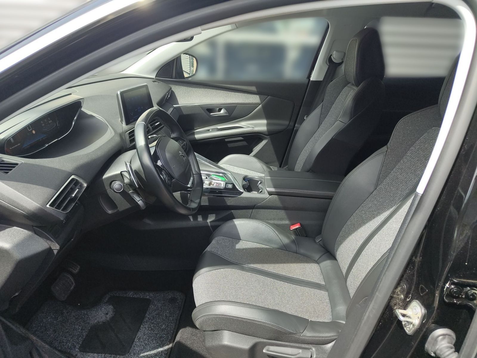 Fahrzeugabbildung Peugeot 3008 1.2 PureTech 130 Allure AHK