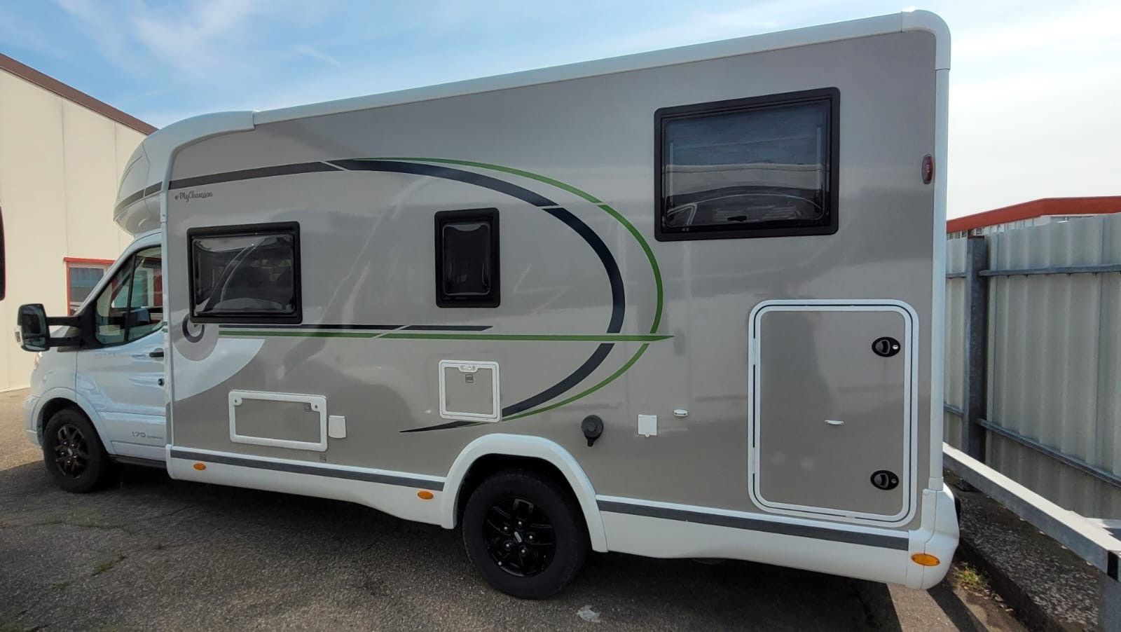 Fahrzeugabbildung Chausson 627 GA Titanium Ultimate *Hubstützen/Zusazluft*